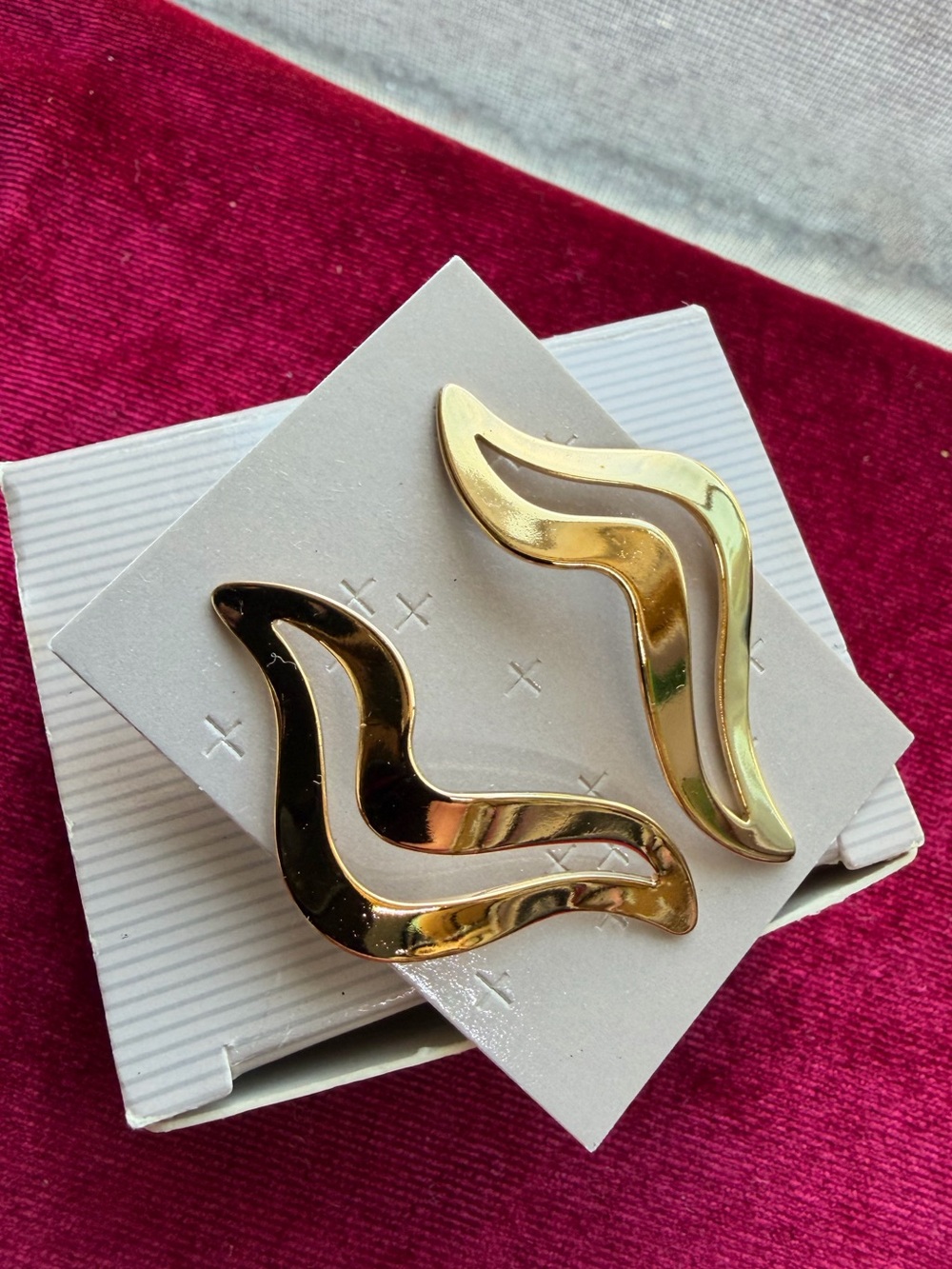 Vintage Avon Goldtone Wave Pierced Earrings